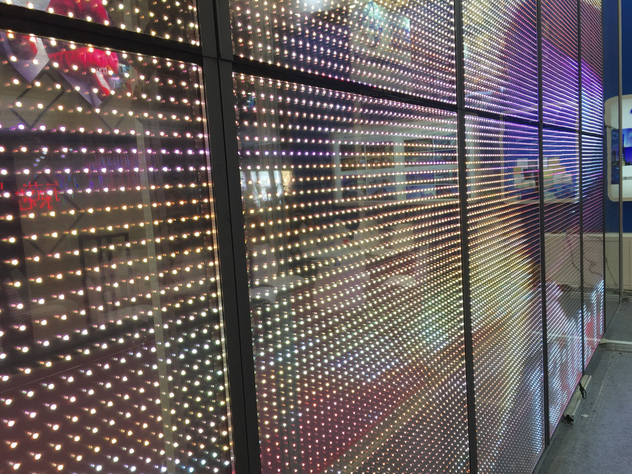 新款LED玻璃幕墙屏